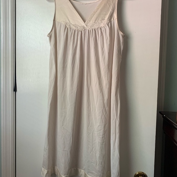 Silky night gown - Picture 1 of 6